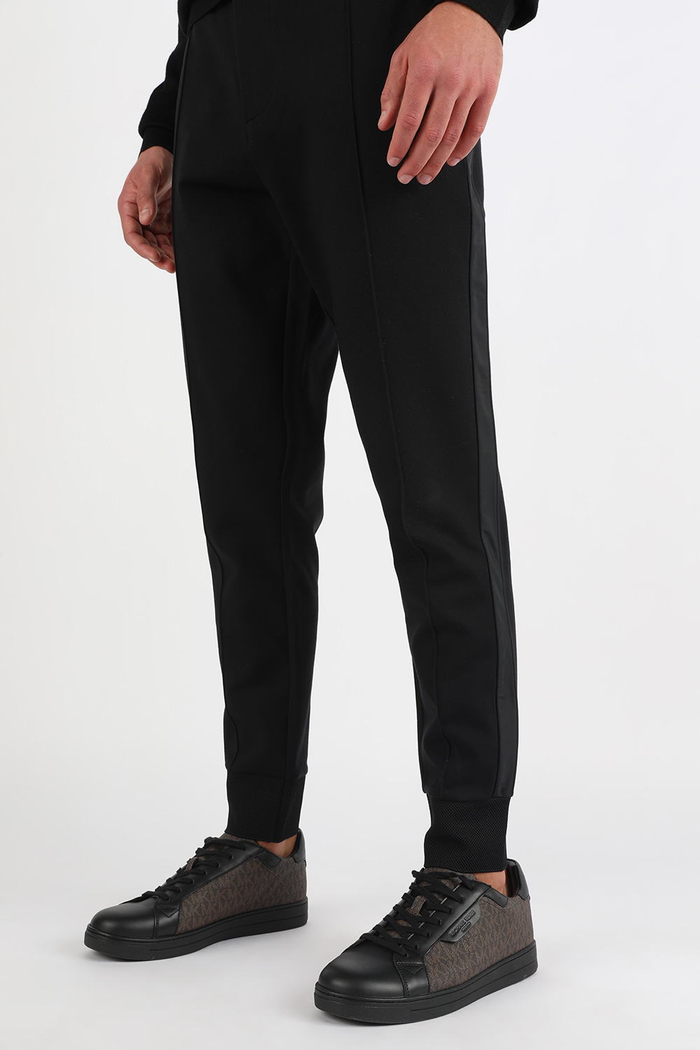 תמונת כל הלוק של נעלי סניקרס מונוגרמיות בגווני שחור וחום